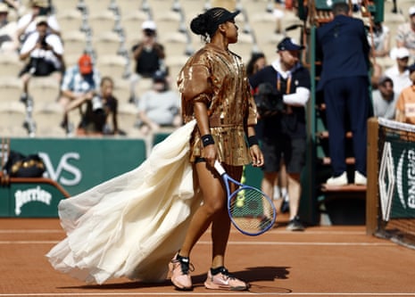 Perhaps in response to the heat, Naomi Osaka opted for a smaller light coloured bottom for her on court arrival outfit.