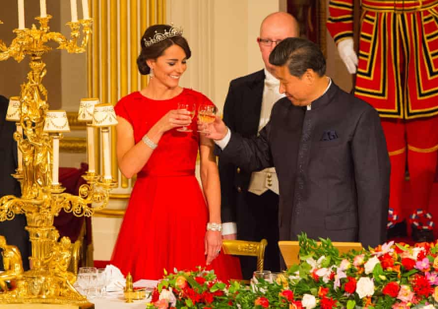 The Duchess of Cambridge toasts Xi Jinping at Buckingham Palace.