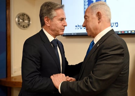 Antony Blinken (l) with Benjamin Netanyahu at the Israeli Ministry of Defence in Tel Aviv