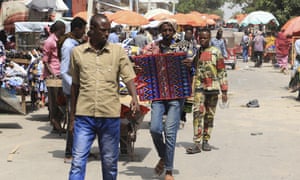 Somalis without facemasks visit the Bakara Market in Mogadishu.