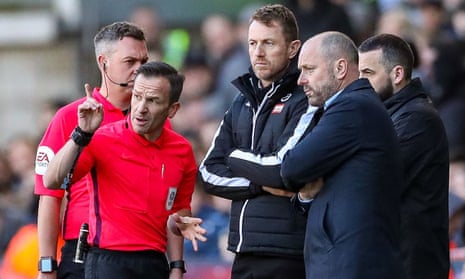 Refere Keith Stroud discusses homophobic chants from the crowd with Millwall manager Gary Rowett and Reading’s Mark Bowen.