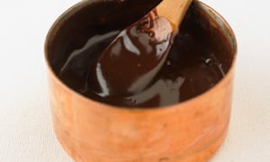 Preparing a chocolate ganache with 70% cocoaE1R69C Preparing a chocolate ganache with 70% cocoa