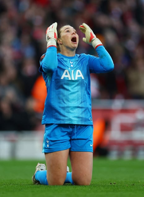 लिज़ कोप निराशा में चिल्लाती है