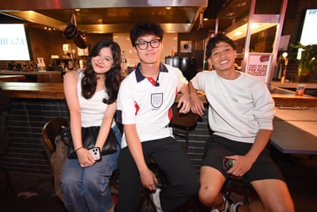 Andrea Valerie, Andrew Rinaldy and Arbi Fausta from Indonesia cheer on England
