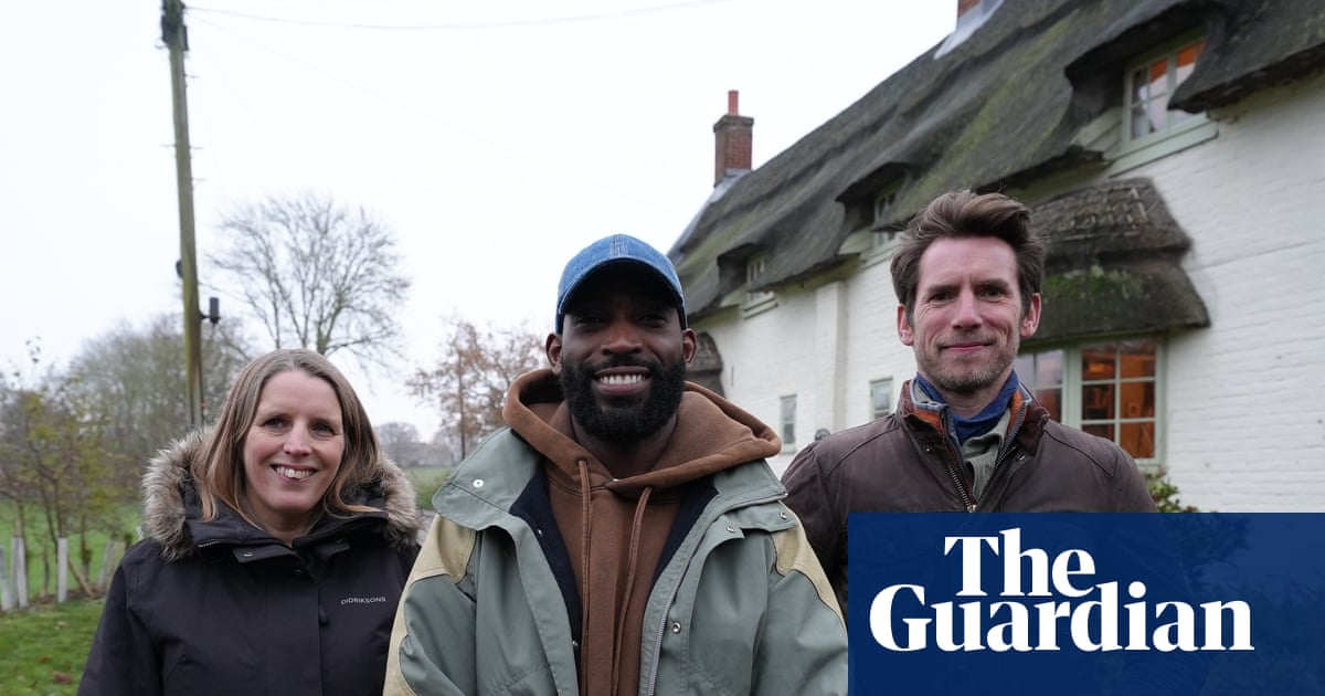 Biến đổi ngôi nhà nhỏ ở Norfolk của họ … Jenny và James cùng Tinie Tempah (giữa) trong Extraordinary Extensions (Ảnh: Channel 4)