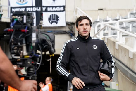 Newcastle midfielder Sandro Tonali makes his way into St James’ Park ahead of tonight’s game.