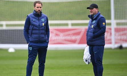 L'entraîneur anglais Gareth Southgate (à gauche) supervise l'entraînement