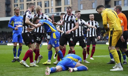 AFC Wimbledon recibe al equipo Grimsby Town de la Liga Dos.