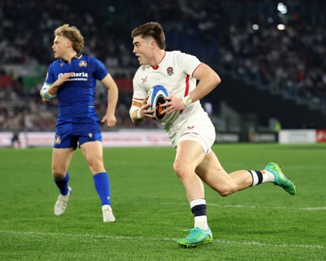 Tommy Freeman of England runs with the ball to go on and score his team’s first try against Italy.