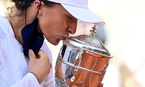 Iga Swiatek kisses the Suzanne Lenglen trophy after winning the 2020 French Open women’s singles final.