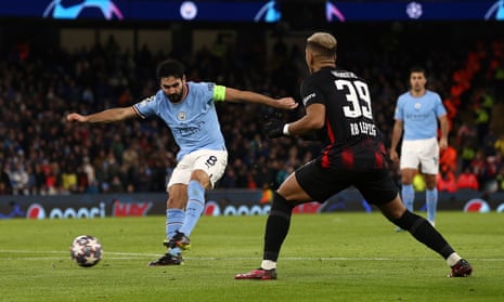 Manchester City's Ilkay Gundogan (L) scores.