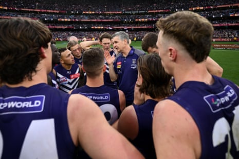O técnico do Dockers, Justin Longmuir, fala com seus jogadores após a derrota na grande final da AFL de 2026