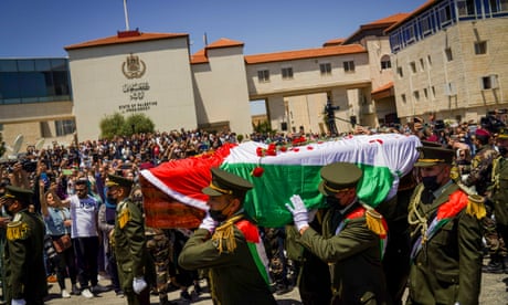 Los palestinos en Ramallah presentan sus respetos a Shireen Abu Aqleh mientras se lleva el ataúd.