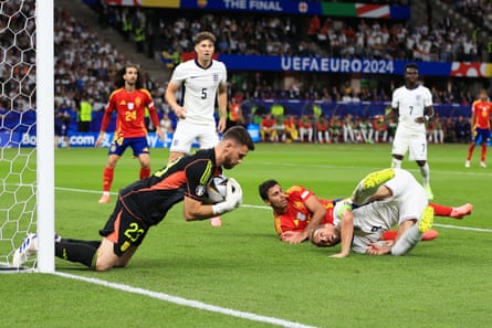 Simón catches the ball during Spain’s victory against England in the Euro 2024 final