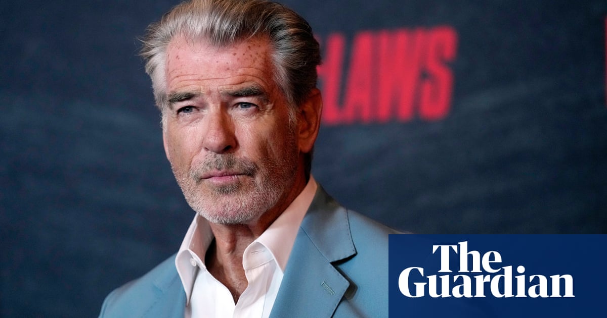 Звездата на Джеймс Бонд в гореща вода за излизане извън