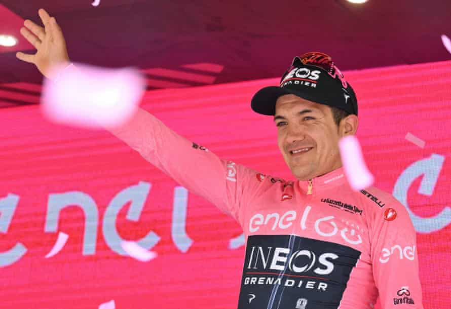 Richard Carapaz (Ineos Grenadiers) stayed in the pink jersey after taking the overall lead on Saturday.