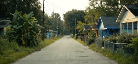Capture d'écran d'une rue bordée de maisons et de verdure