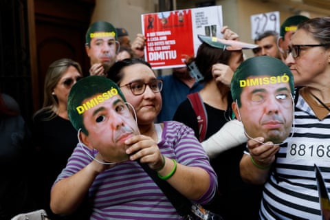 Demonstrators holding Mazón masks qhiukiuiqxuprw
