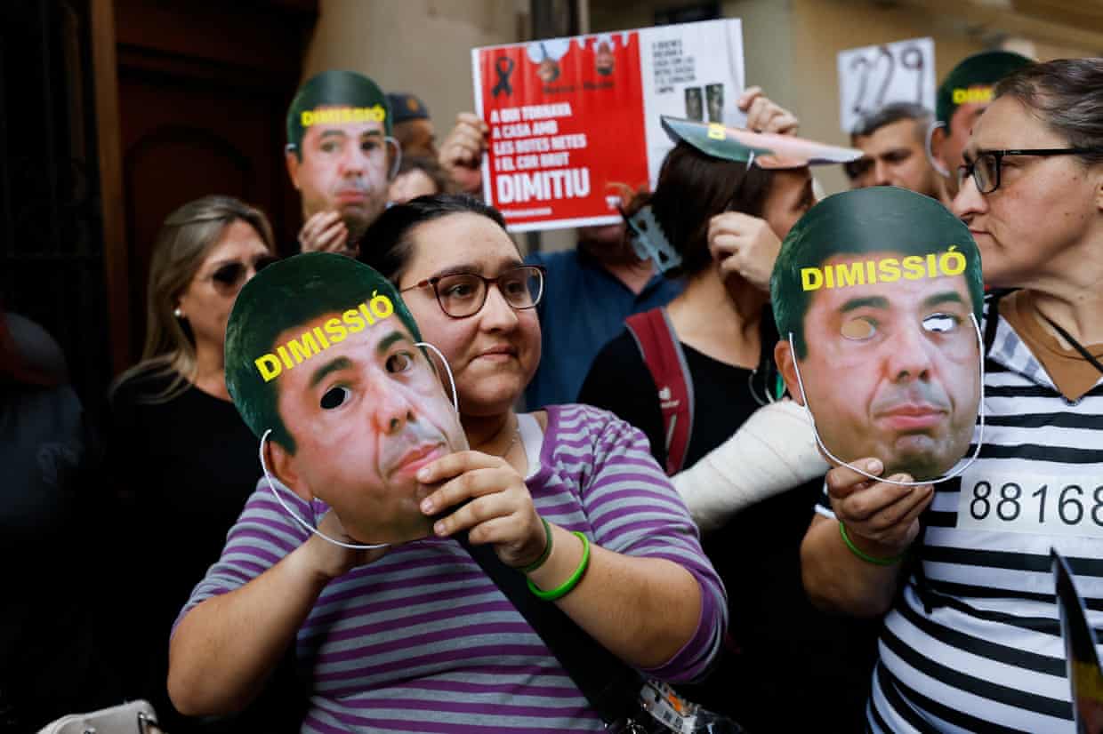 El presidente de Valencia, Carlos Mazón, dimite por su pésima gestión de las mortales inundaciones. El presidente de Valencia, Carlos Mazón, dimite por su pésima gestión de las mortales inundaciones.