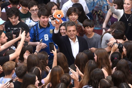 Sergio Massa posiert mit Schülern der Carlos Pellegini-Schule in Buenos Aires.