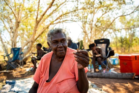 Femme Ngarinyin et aînée Chloe Nulgit avec une partie de son ouvrage (en cours). Cette ficelle est un produit d'écorce filandreuse trempée pendant la nuit jusqu'à ce qu'elle soit suffisamment souple et appropriée pour décoller de fins morceaux de ficelle.