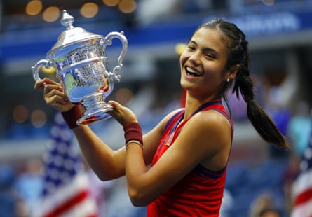 Emma Raducanu with the US Open trophy in 2021.