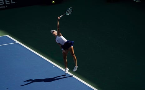 Marketa Vondrousova serves to Peyton Stearns.