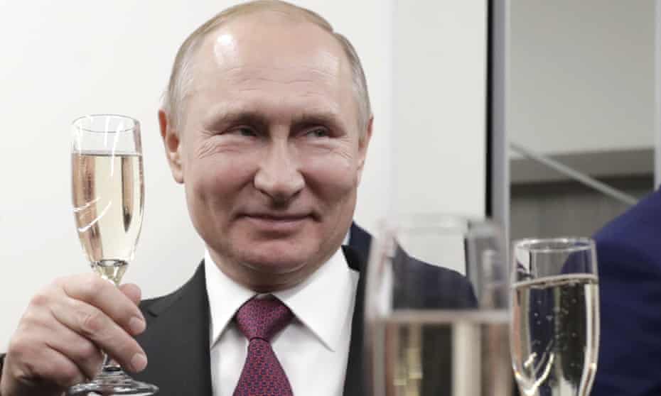 Vladimir Putin con una copa de champán