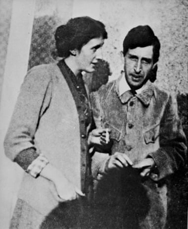 Virginia and Leonard Woolf photographed in 1914.