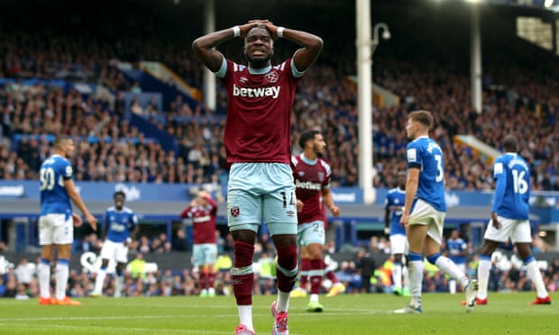 Maxwel Cornet de West Ham réagit avec incrédulité après avoir raté une occasion d'égaliser