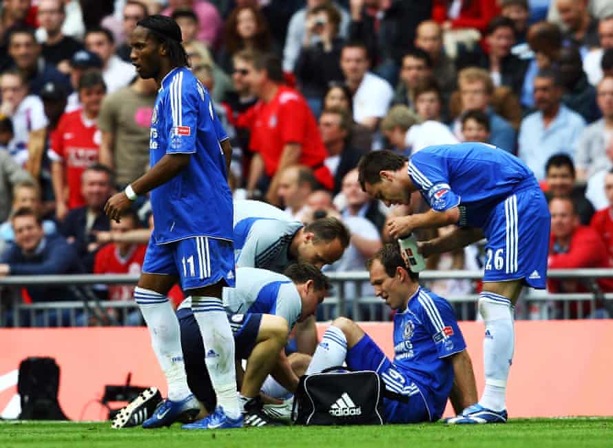 Arjen Robben de Chelsea reçoit un traitement peu de temps avant d'être remplacé lors de la finale de la FA Cup 2007.