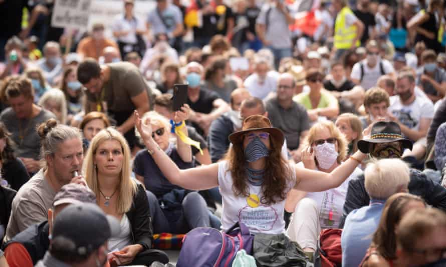 Los seguidores de Steiner se han unido a los anti-vacunas y la extrema derecha en manifestaciones contra las restricciones de Covid, como  esta en Berlín en agosto.