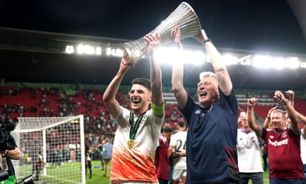 West Ham’s Declan Rice (left) and David Moyes lift the Europa Conference League trophy.