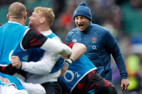 El entrenador de Inglaterra Steve Borthwick instruye a sus jugadores durante el calentamiento.