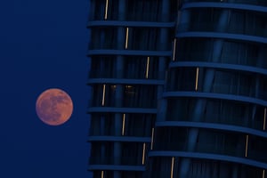 La luna de fresa se eleva detrás de la Marina de Ayia Napa en la isla de Chipre.