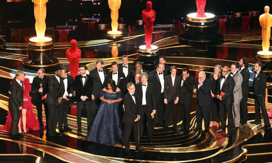 Cast and crew of Green Book accept the best picture award.