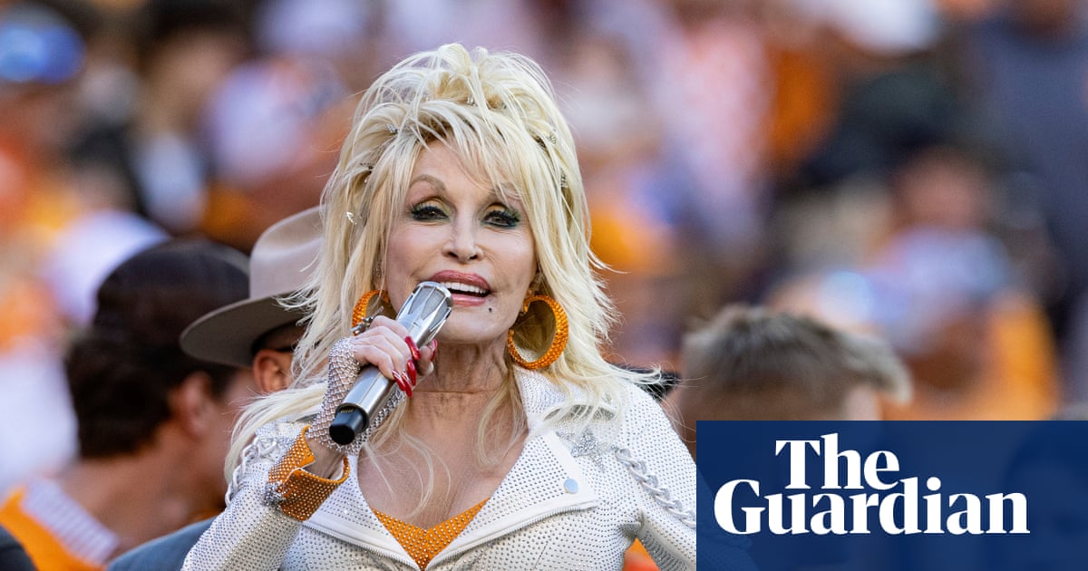 Το Τενεσί θα φορέσει το αφιέρωμα της Dolly Parton στα κράνη κατά τη διάρκεια της κολεγιακής ποδοσφαιρικής σεζόν 2026