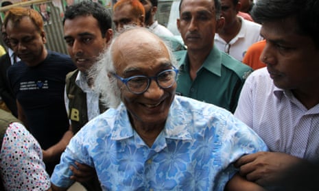 Shafik Rehman smiles as he placed under arrest in Dhaka. 