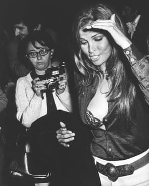 Raquel Welch leaves a Hollywood party in June 1971
