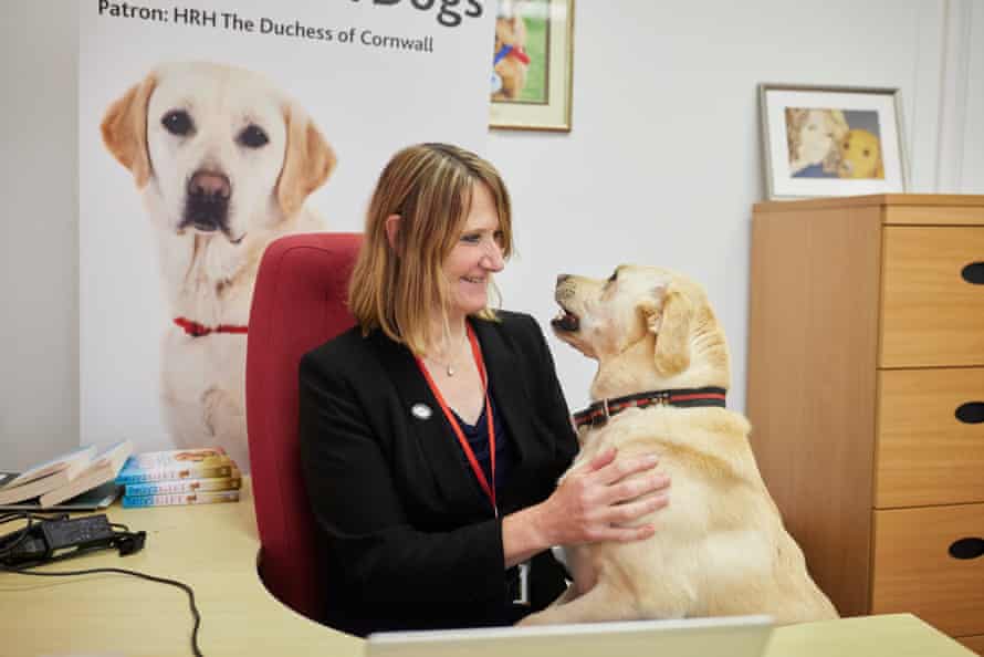 Dr Claire Guest, PDG de Medical Detection Dogs avec son chien Tala, 3 ans, un chien de détection médicale.