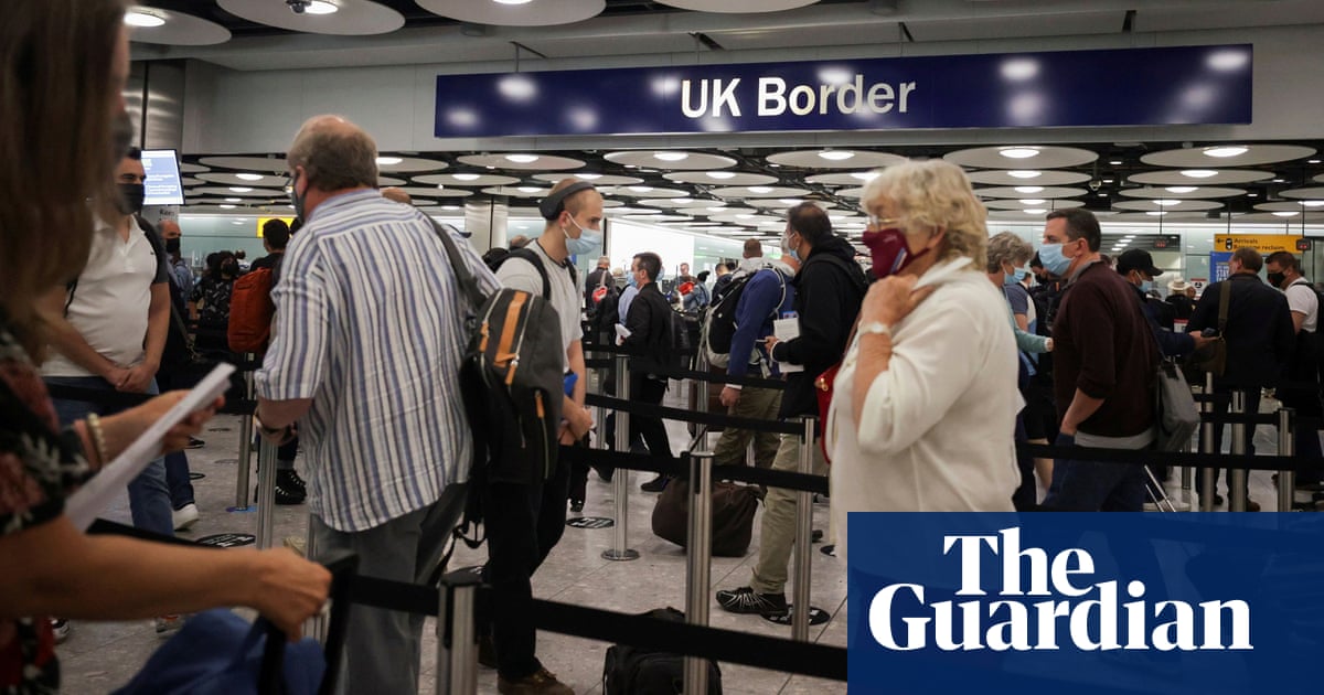 Delays at UK airports as IT failure hits biometric passport gates