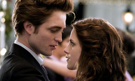 Robert Pattinson and Kristen Stewart in Catherine Hardwicke’s Twilight (2008).