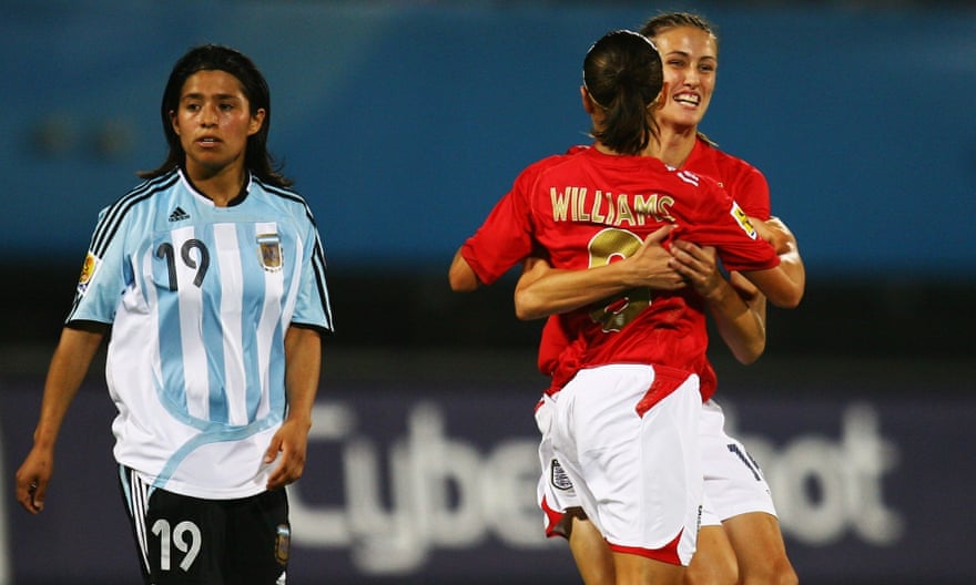 Jill Scott (til høyre) feirer scoringen mot Argentina ved verdensmesterskapet i 2007 med Fara Williams, den eneste personen som har tjent flere landskamper for England.