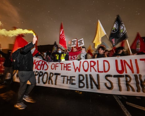 Haufen nicht eingesammelten Mülls Straßen der Stadt“ /><p>Unite, die Gewerkschaft, die die streikenden Müllarbeiter vertritt, hat dem Rat vorgeworfen, er versuche, die Arbeitskampfmaßnahmen durch den verstärkten Einsatz von Leiharbeitskräften zu untergraben. Die Gewerkschaft behauptet, dass der Stadtrat versucht, den Streik zu <strong>brechen</strong>, der nun bereits in sein zweites Jahr geht.</p><p>Der Streit um die Mülltonne ist in Birmingham zu einem umstrittenen Thema geworden, und die Bewohner sind zunehmend frustriert über den Mangel an zuverlässigen Abfallsammeldiensten. Der Rat hingegen beharrte darauf, dass die vorgeschlagenen Änderungen notwendig seien, um die langfristige Nachhaltigkeit des Abfallmanagementsystems der Stadt sicherzustellen.</p><img src=