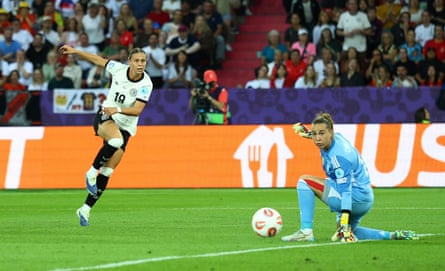 Klara Bühl drags a shot wide for Germany.