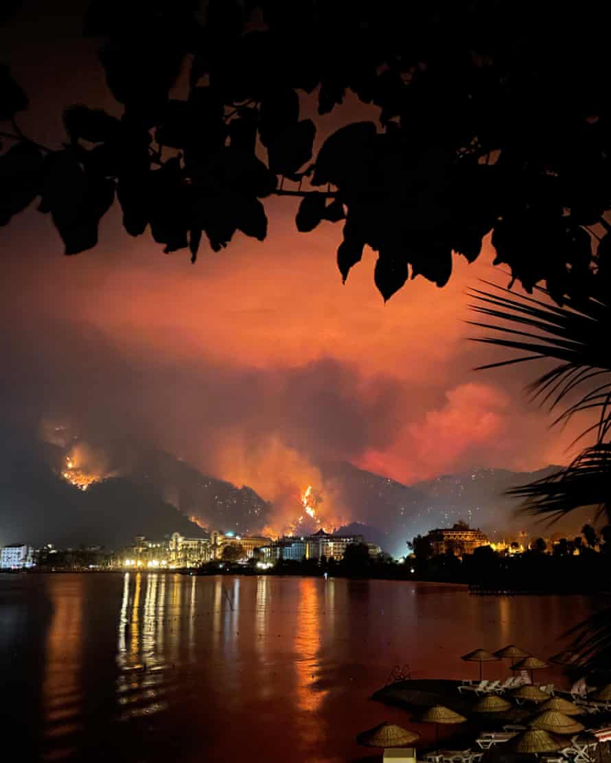 Un feu de forêt dans les collines derrière la baie d'Icmeler, dans la province de Muğla.