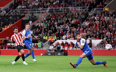 Enzo Le Fee of Sunderland shoots and hits the post.