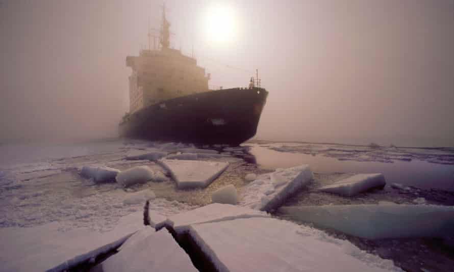 Le brise-glace finlandais Sisu brisant la glace dans le golfe de Botnie