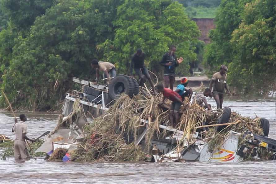 Un vehículo volcado arrastrado por las aguas de la inundación en Chikwawa, Malawi