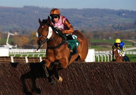 Hidden Heroics monté par Harry Skelton efface une clôture sur le chemin de la victoire à Cheltenham.